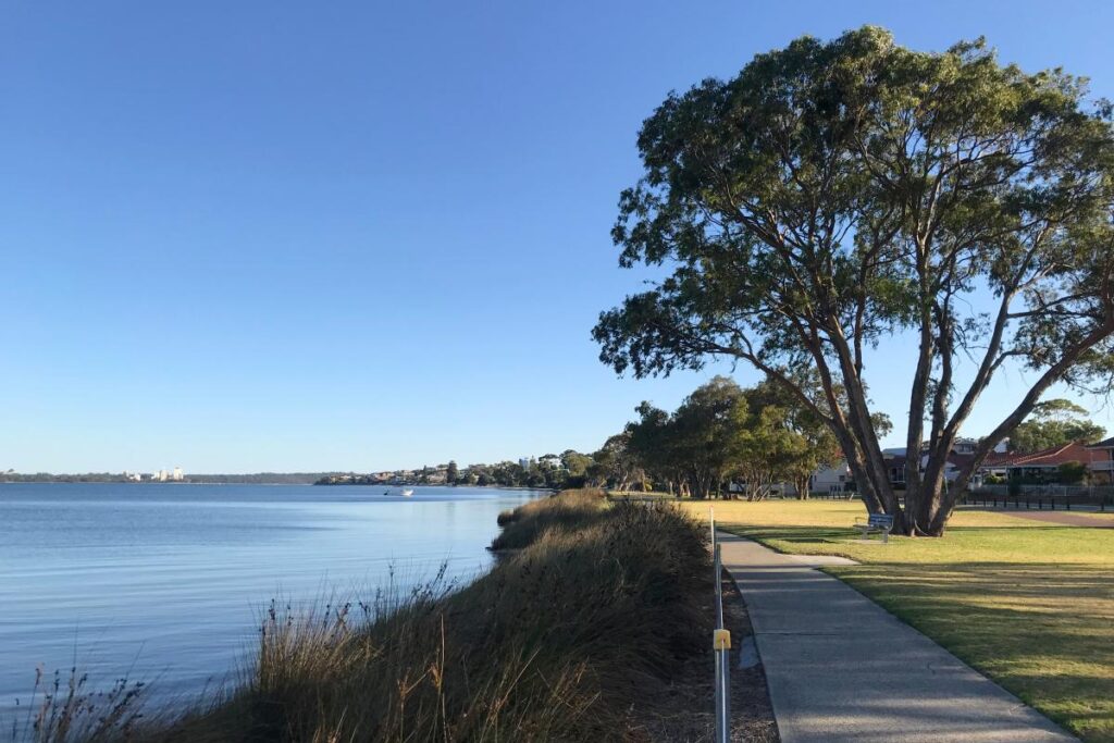 Swan River - 2 minute walk